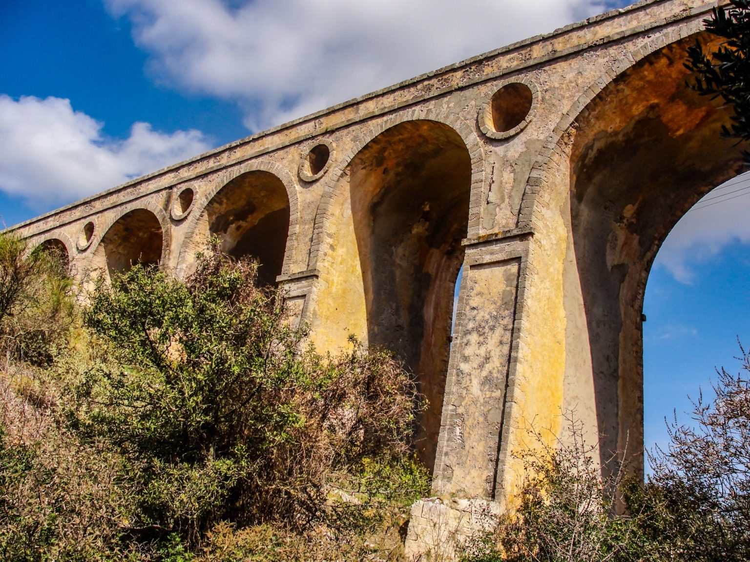 Arch bridge in Katouni